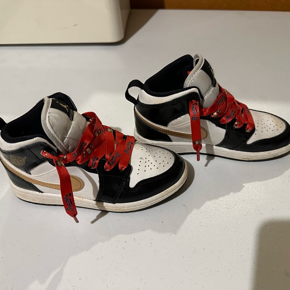 Jordan 1 Mid SE "Black Gold" Kids' Shoe
